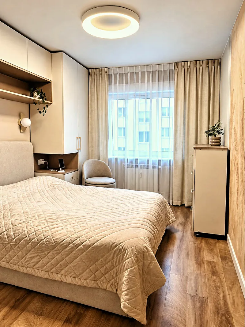 Firana na wymiar w sypialni między beżowymi zasłonami